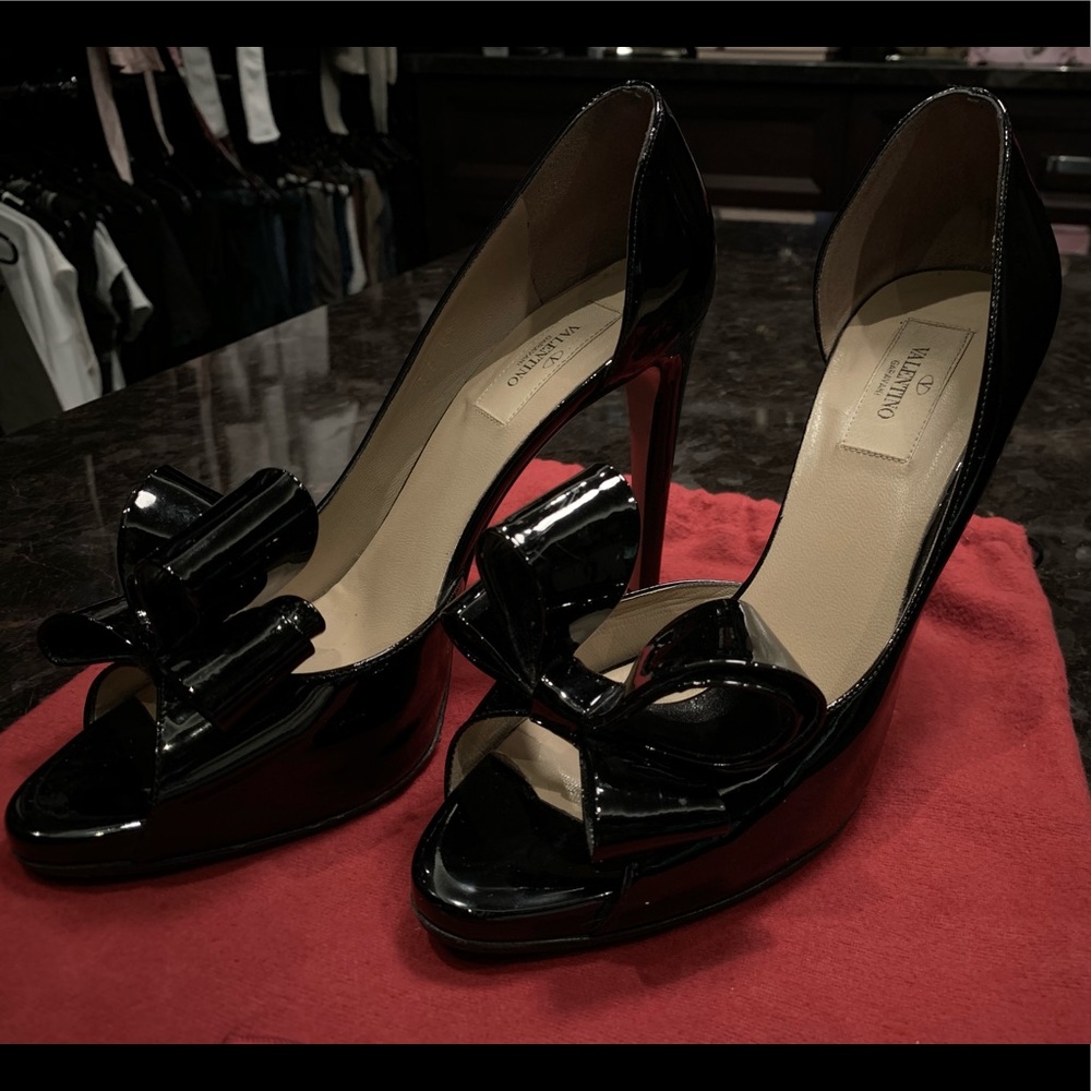 VALENTINO BLACK PATENT D’ORSAY PUMP